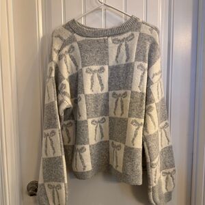 Universal Thread Gray and Cream Bow Pattern Sweater